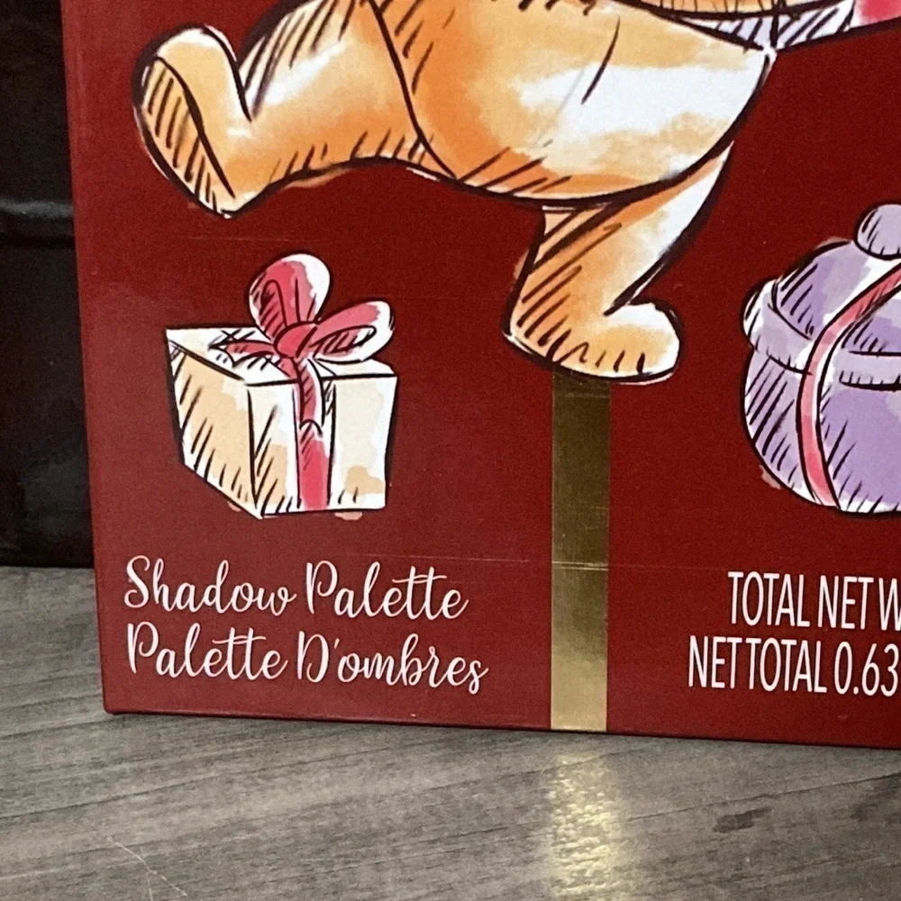 WINNIE THE POOH EYESHADOW CHRISTMAS HOLIDAY PALLETTE with MIRROR